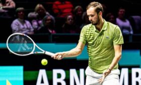 Теннисист Медведев проиграл Циципасу впервые с 2022 года