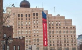 МИД Южной Кореи потребовал от посольства РФ убрать баннер «Победа будет за нами»