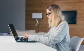 Baza: более половины молодых мам в России выходят из декрета через месяц после родов