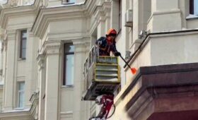 В Москве продолжают устранять последствия сильного снегопада