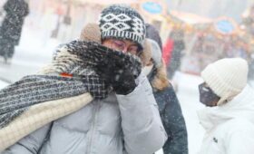 Москвичей предупредили о метели и сильном ветре до конца суток