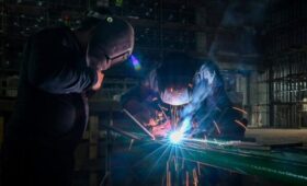 Сварщик стал самой высокооплачиваемой рабочей профессией в России