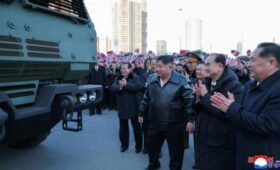Ким Чен Ын сел за руль крупнокалиберной РСЗО на церемонии в Пхеньяне
