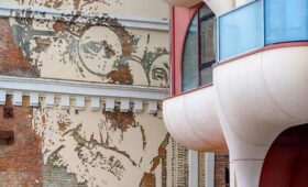 В Москве отреставрировали панно с портретом Германа Гессе