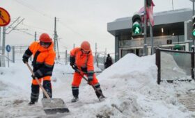 Более 3 тыс сотрудников метро Москвы привлечены к уборке снега около станций