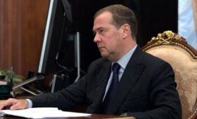 Медведев рассказал, что был готов нажать ядерную кнопку на посту президента