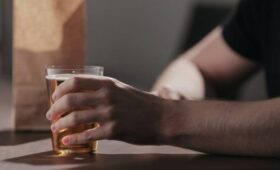 Нарколог Шуров: признаками алкоголизма могут быть сосудистая сеточка на лице и отеки