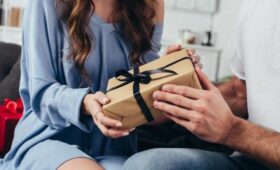 Россияне предпочитают парфюмерию и сладости в качестве подарков на 23 февраля и 8 марта