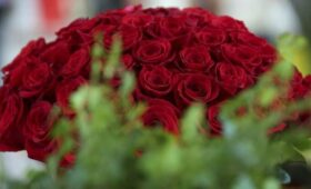Флорист Сафронова: букет роз к 14 февраля обойдется в Москве примерно в 4 тыс руб
