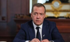 Медведев заявил, что Зеленскому «не сносить головы»