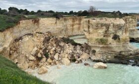 В Италии мощный ветер разрушил Арку влюбленных перед Днем святого Валентина