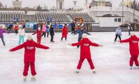 Зарядки на льду, тренировки и игры пройдут в Москве в выходные дни