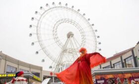 Колесо обозрения «Солнце Москвы» засияет желтым в честь Масленицы