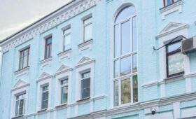 В 2025 году в Москве прошел капитальный ремонт в 10 домах с витражными окнами