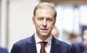 Глава Росгвардии поздравил вице-премьера Мантурова с присвоением звания Героя России