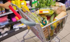 Россияне впервые за 16 лет стали тратить почти половину дохода на еду