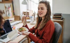 Москвичи предпочитают обедать в офисе азиатскими блюдами