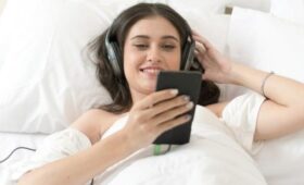 Врач Каландия: привычка засыпать под видео в наушниках может вредить слуху