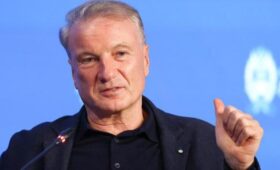 Греф призвал провести в России реформу оплаты труда чиновников