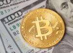 Стоимость биткоина опустилась ниже 70 тыс долларов впервые с ноября 2024 года
