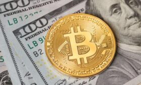 Стоимость биткоина опустилась ниже 70 тыс долларов впервые с ноября 2024 года