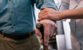 «Известия»: депутаты предложили компенсировать одиноким пенсионерам оплату ЖКУ