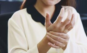 Диетолог Писарева: жирная рыба поможет снизить боль в суставах