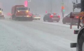 Столичные службы начали ликвидировать последствия снегопада