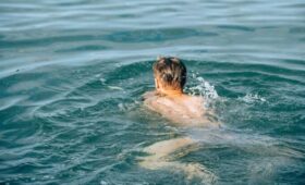 BBC: 13-летний подросток 4 часа плыл по бурному морю, чтобы спасти свою семью