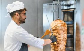 Зарплата столичных шаурмистов может достигать 150 тысяч рублей