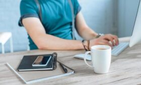 Почти половина опрошенных россиян на удаленке отвлекаются на быт