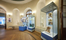 Работы династии художников по стеклу представили на выставке в усадьбе Кусково