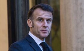 Макрон заявил, что предложил европейским коллегам возобновить диалог с Россией