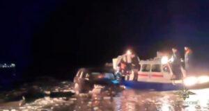 Женщину с ребенком спасли из наполовину провалившейся под лед Байкала машины