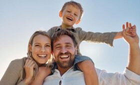 HR-эксперт Лоикова: муж может зарабатывать больше, если жена возьмет на себя часть быта