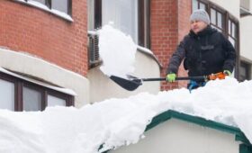 Московскому бизнесу напомнили о важности очистки от снега и льда кровель нежилых зданий