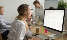 Терапевт Сиваева: сонливость после еды может говорить о сбое в обмене веществ