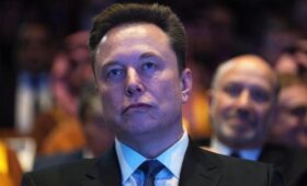 Во Франции Илону Маску посоветовали выбросить в мусорку повестку по делу Х