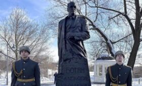 Монумент Герою России Алексею Ботяну появился в Покровском парке