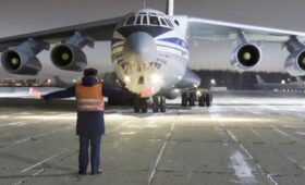 Самолет с вернувшимися из плена военными РФ приземлился в Подмосковье