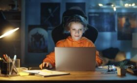 Врач Суворинова: бодрствование после 00:00 вызывает у школьников стресс и головные боли