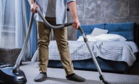 Эксперт Зокиров: штраф до 5 тыс руб грозит за уборку квартиры в вечернее время