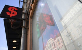 Внебиржевой курс доллара поднялся выше 78 рублей