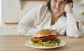 Диетолог Русакова: отказ от сладостей и фастфуда может вызывать «синдром отмены»