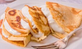 Почти треть россиян признались, что предпочитают блины со сметаной