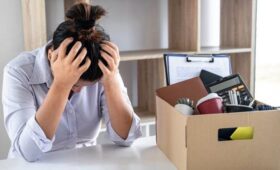 FT: компания в Нью-Йорке разрешила сотруднице спать 9 часов в день, а затем уволила ее