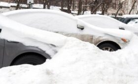 Москвичи на сайтах знакомств начали массово предлагать откопать машину вместе