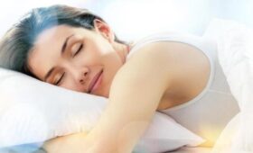 Сомнолог Царева: сон на животе является самой вредной позой для сна