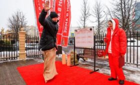 Посостязаться в жиме полена и прыжках в мешках можно на площадках «Масленицы»