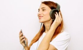 Зумеры чаще других поколений слушают на повторе песни советской эпохи